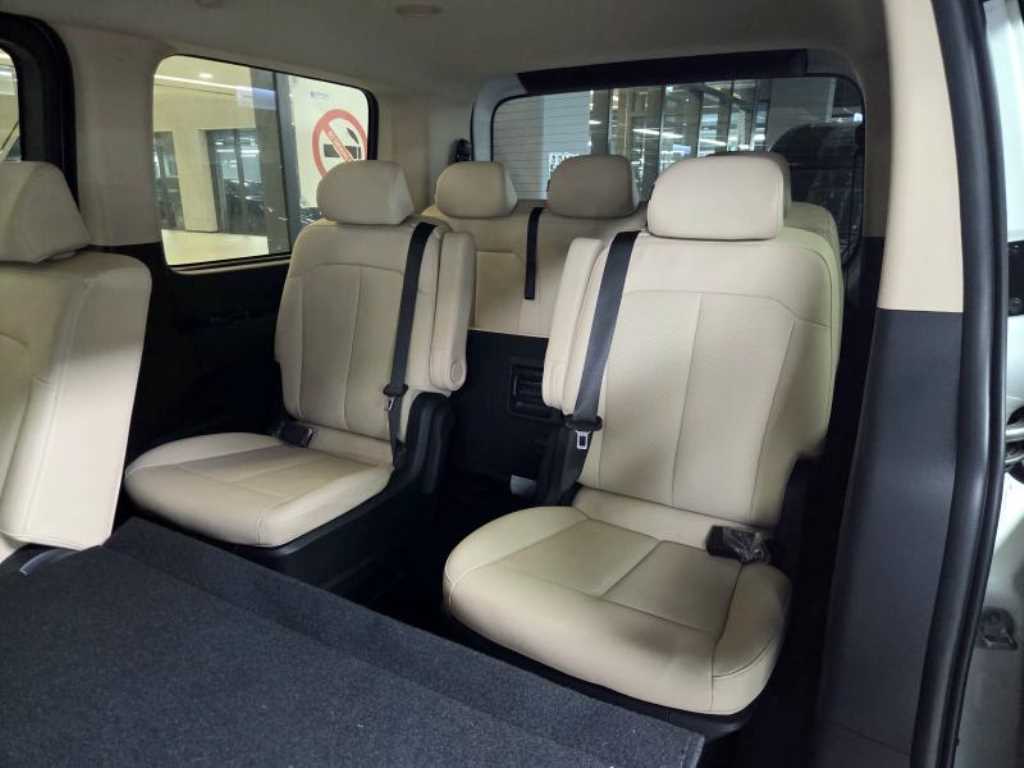 HYUNDAI Staria - Vista 10