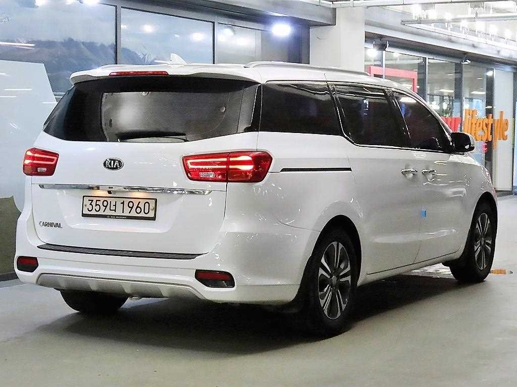 KIA Carnival - Vista 4