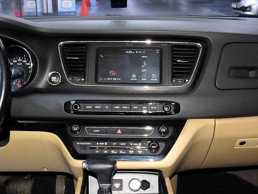 KIA Carnival - Vista 11