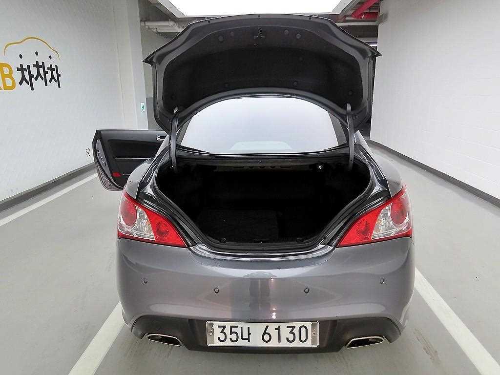 HYUNDAI Genesis - Vista 5