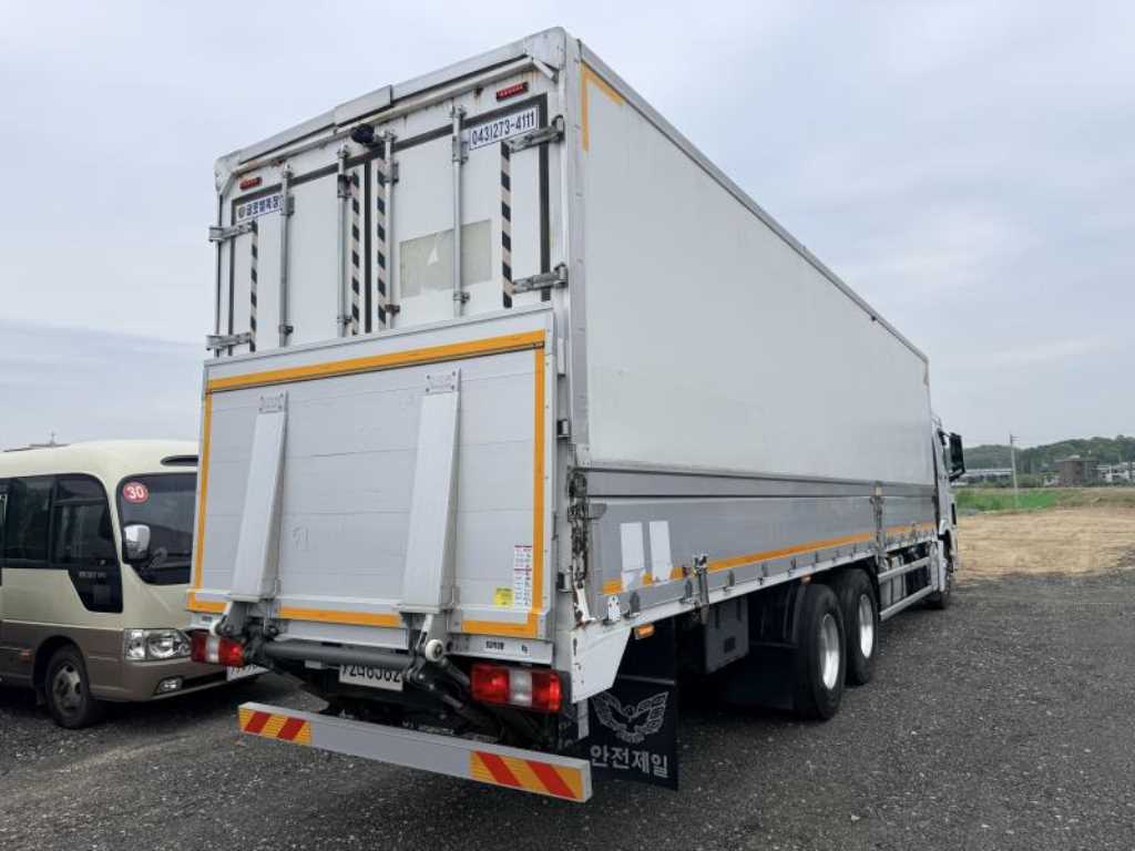 medium and large cargo truck - Vista 6