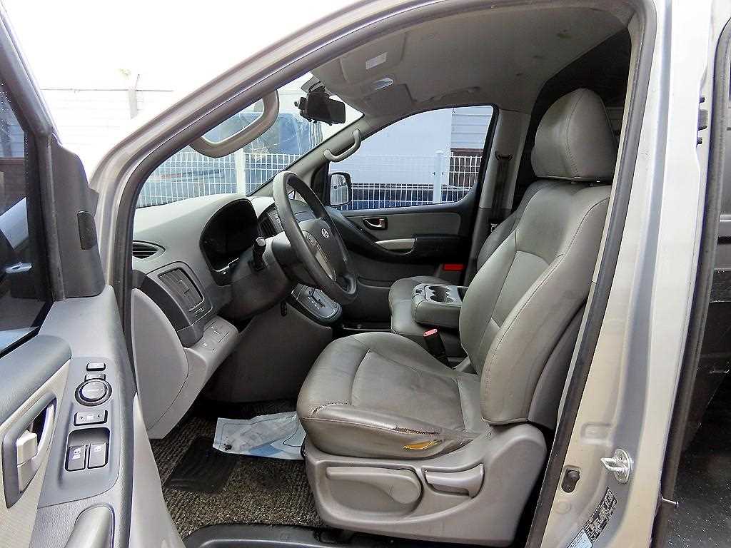 HYUNDAI Starex - Vista 5