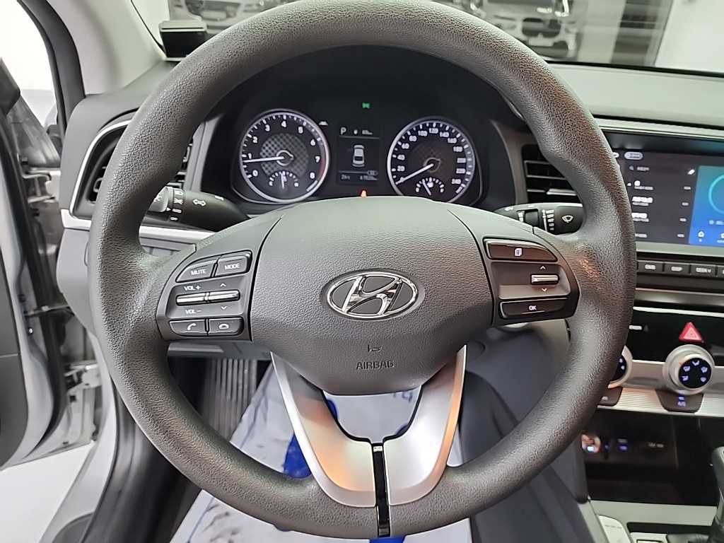 HYUNDAI Avante - Vista 9