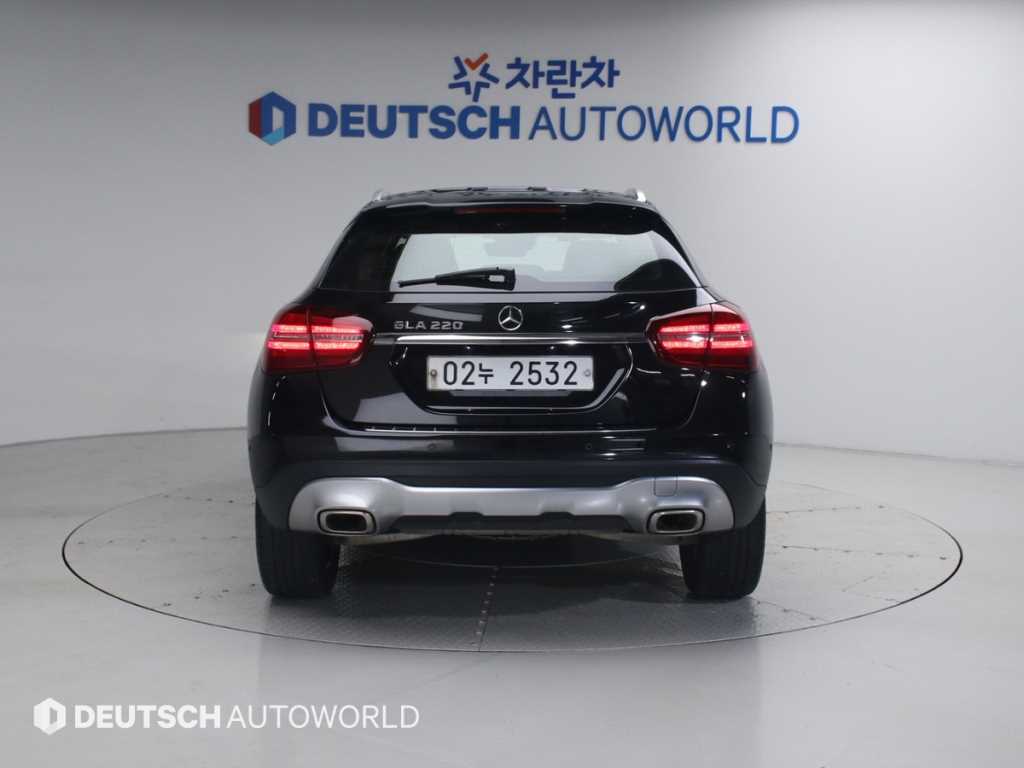 Mercedes Benz GLA Class - Vista 4