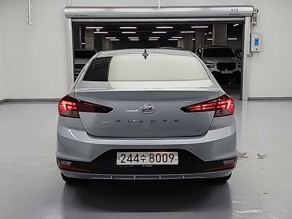 HYUNDAI Avante - Vista 3