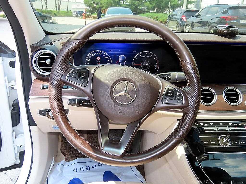 Mercedes Benz E class - Vista 8