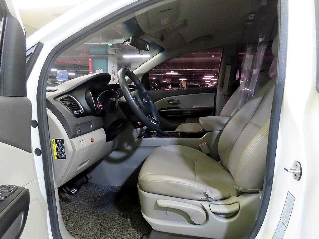 KIA Carnival - Vista 6