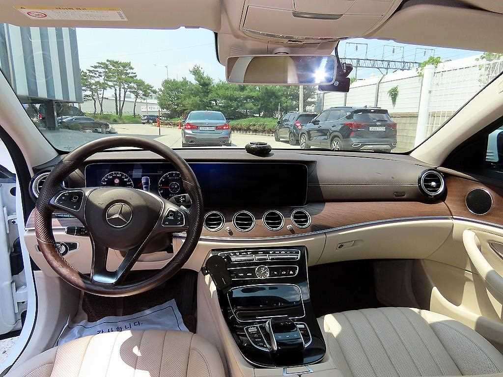Mercedes Benz E class - Vista 7