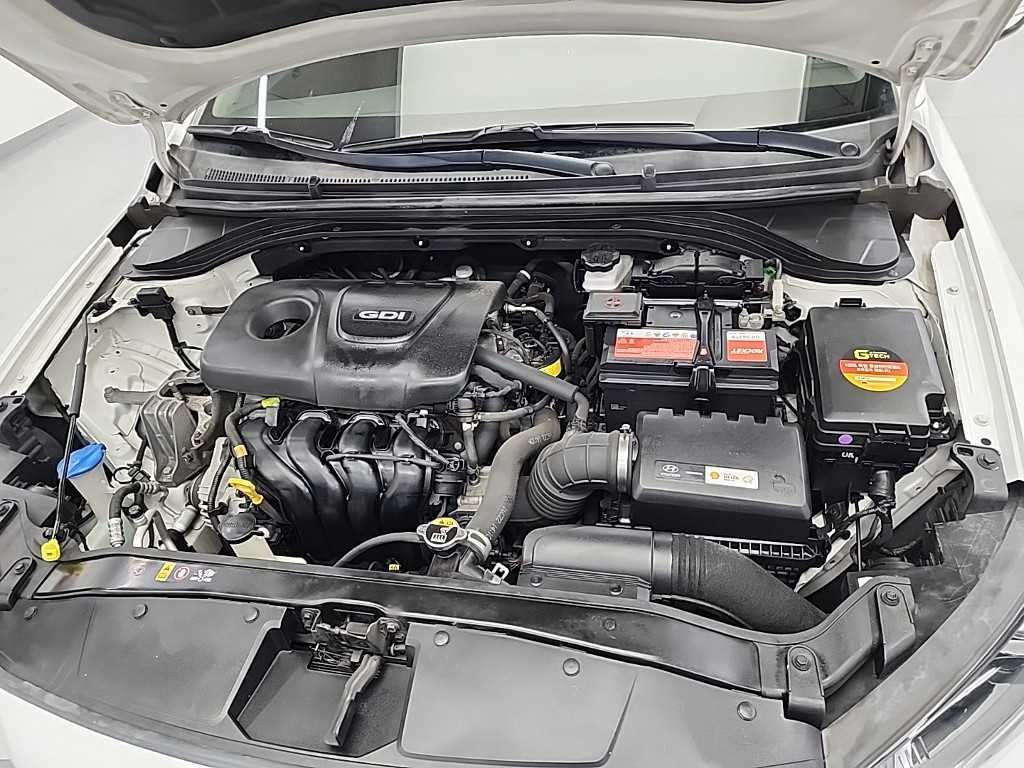HYUNDAI Avante - Vista 5