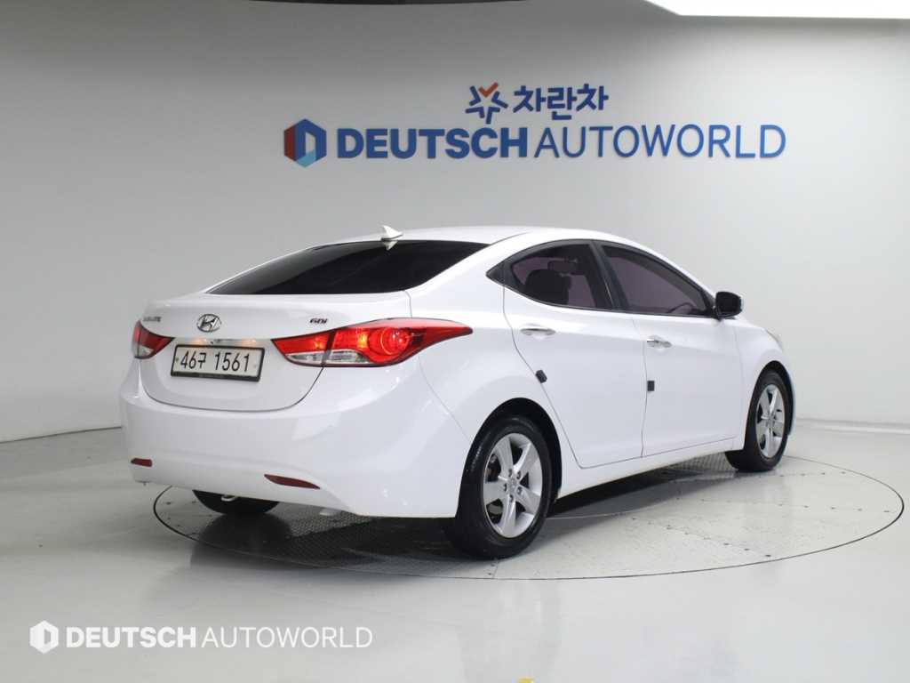 HYUNDAI Avante - Vista 2