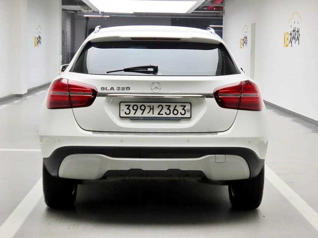 Mercedes Benz GLA Class - Vista 3