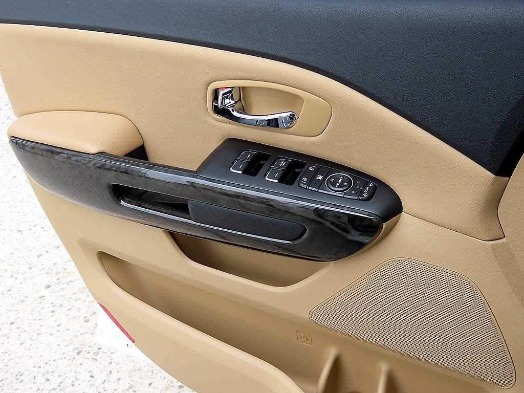 KIA Carnival - Vista 11