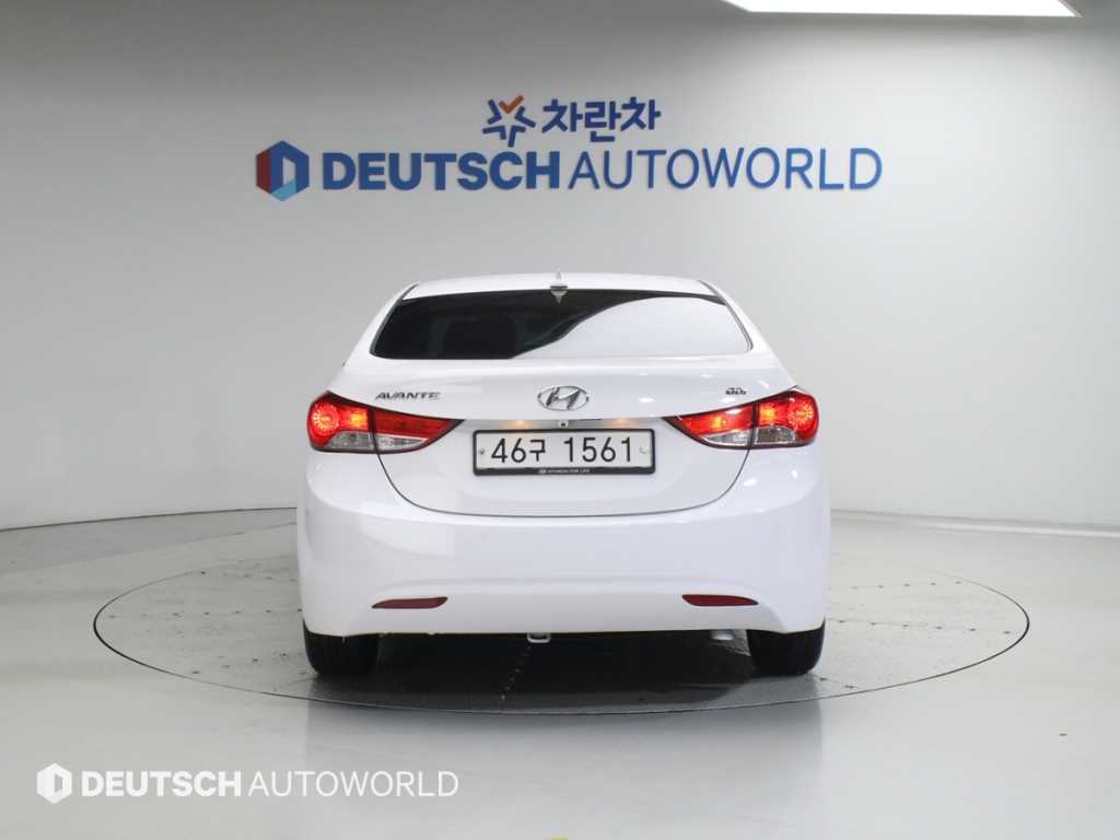 HYUNDAI Avante - Vista 4