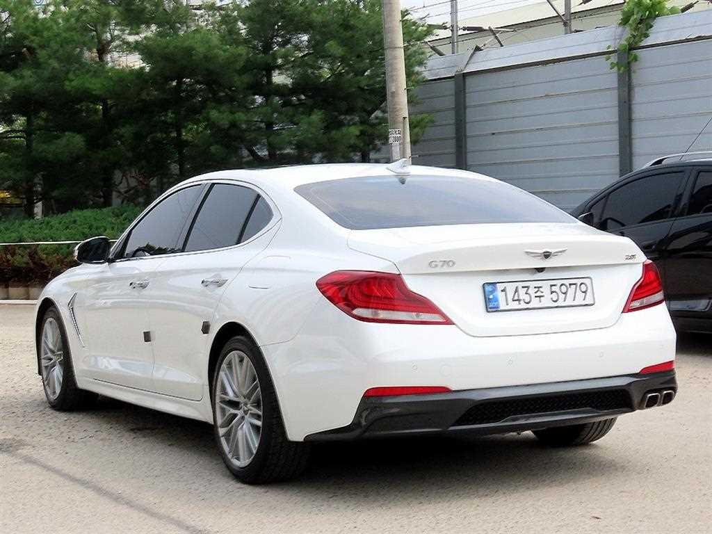 Genesis G70 - Vista 3