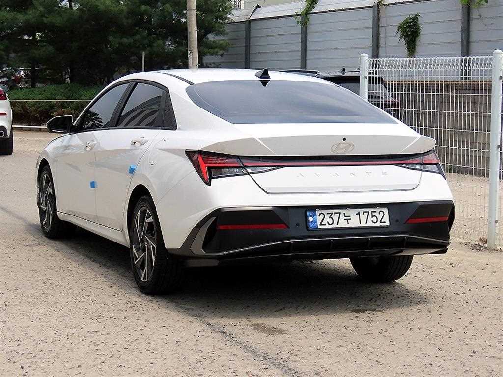 HYUNDAI Avante - Vista 3