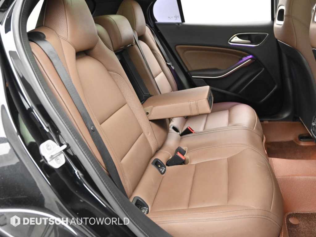 Mercedes Benz GLA Class - Vista 12