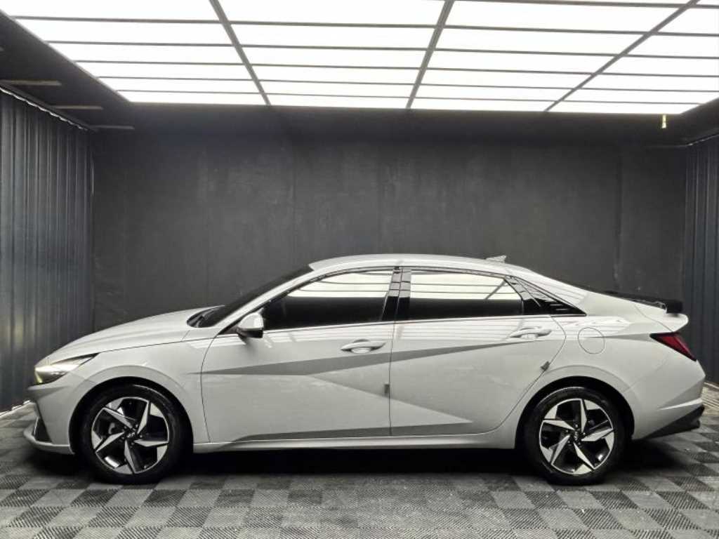 HYUNDAI Avante - Vista 2
