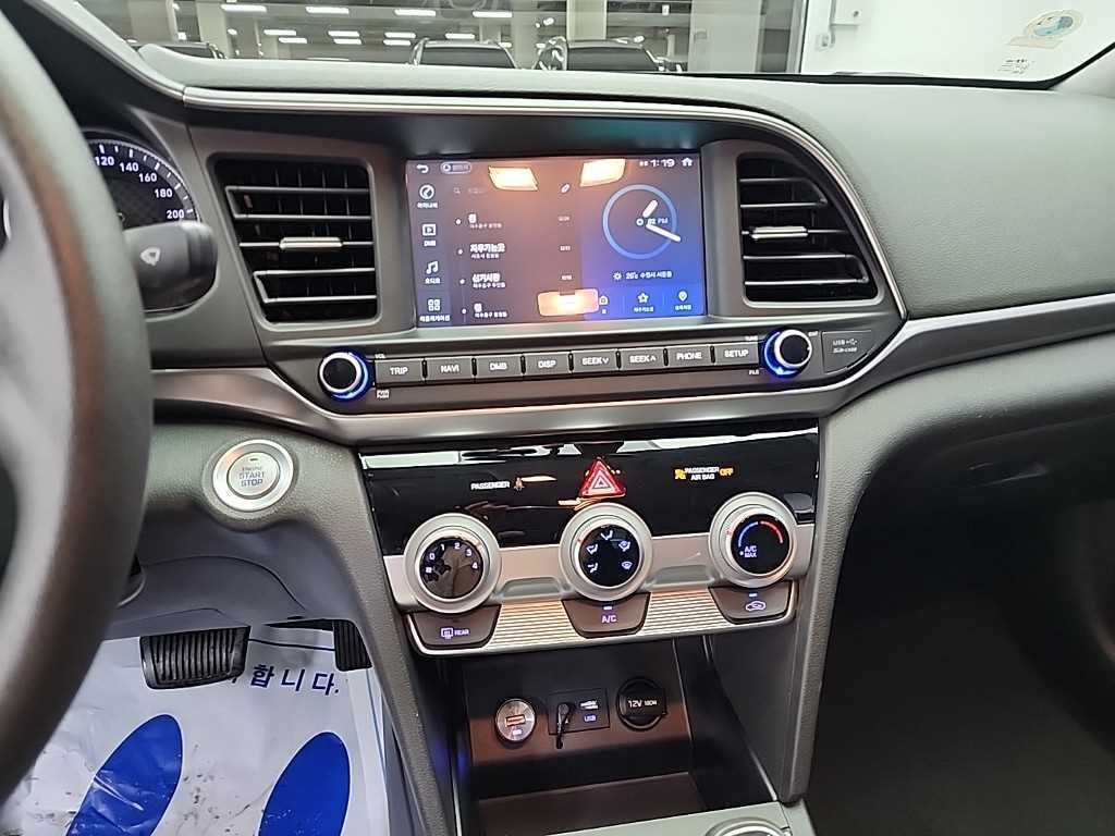 HYUNDAI Avante - Vista 10