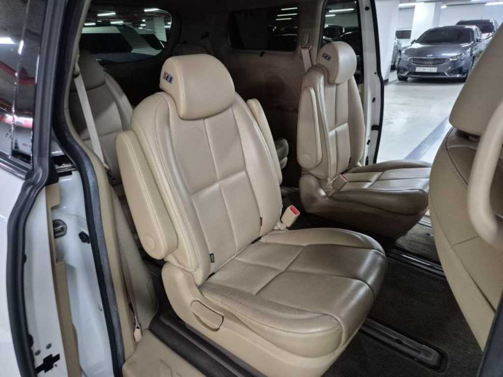 KIA Carnival - Vista 8