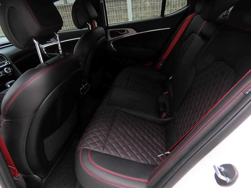 Genesis G70 - Vista 6