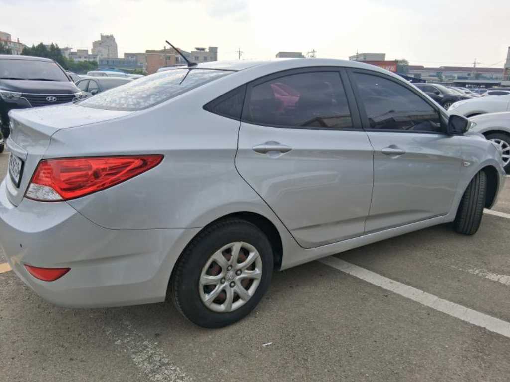 HYUNDAI Accent - Vista 4