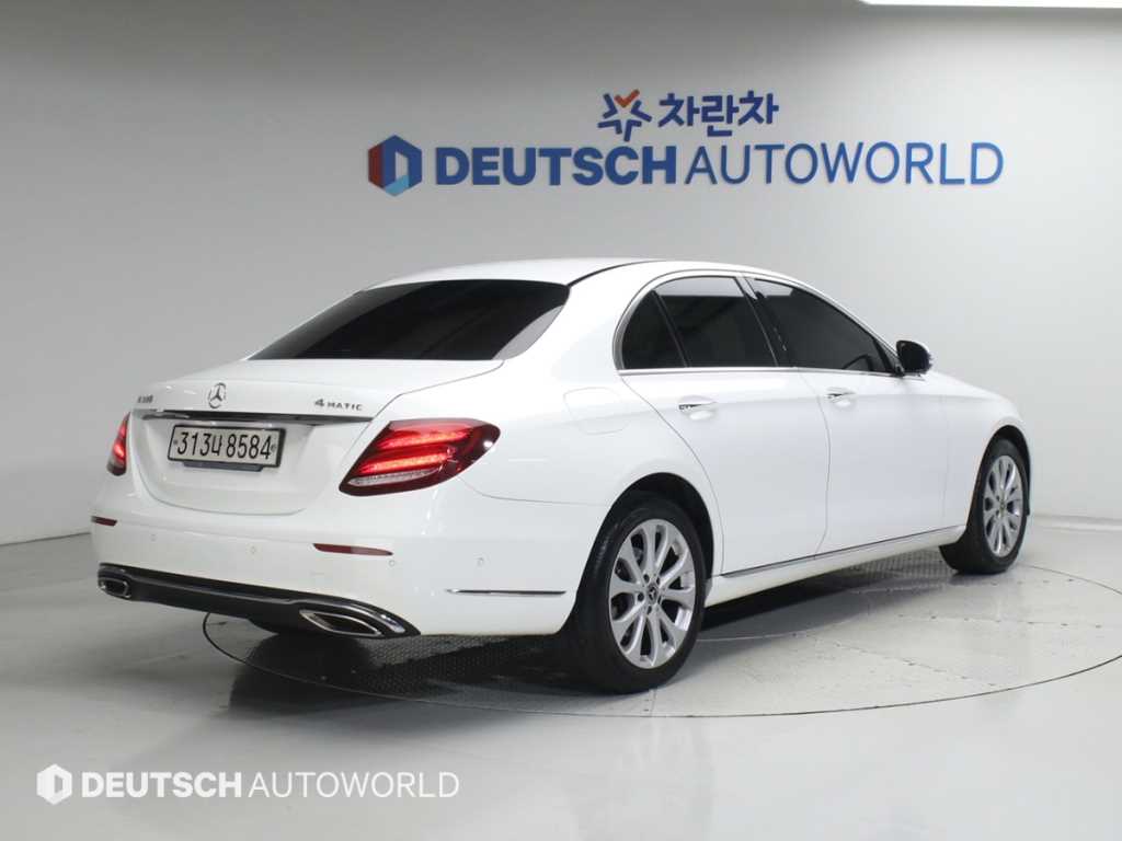 Mercedes Benz E class - Vista 4