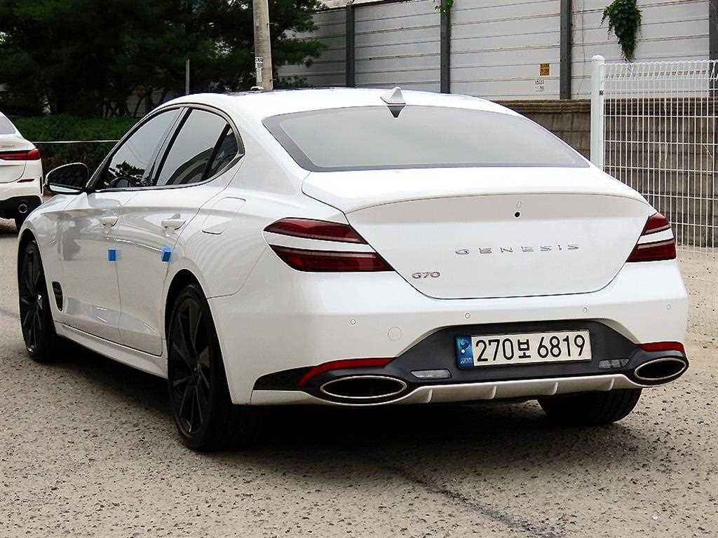 Genesis G70 - Vista 3