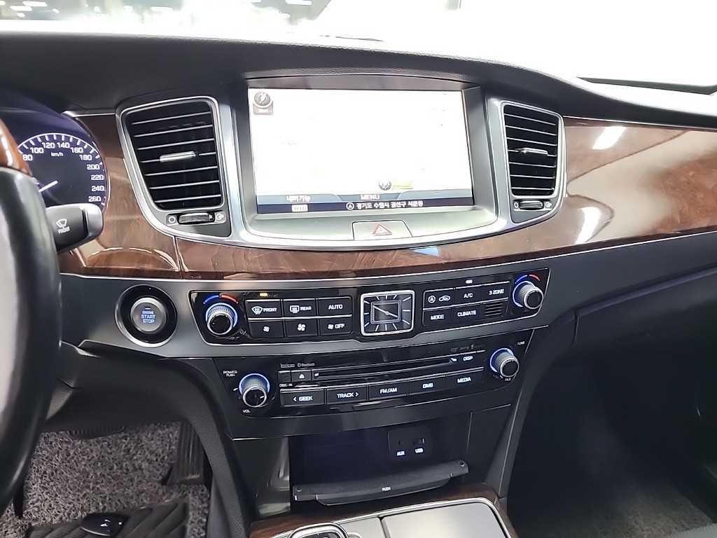 HYUNDAI Equus - Vista 10