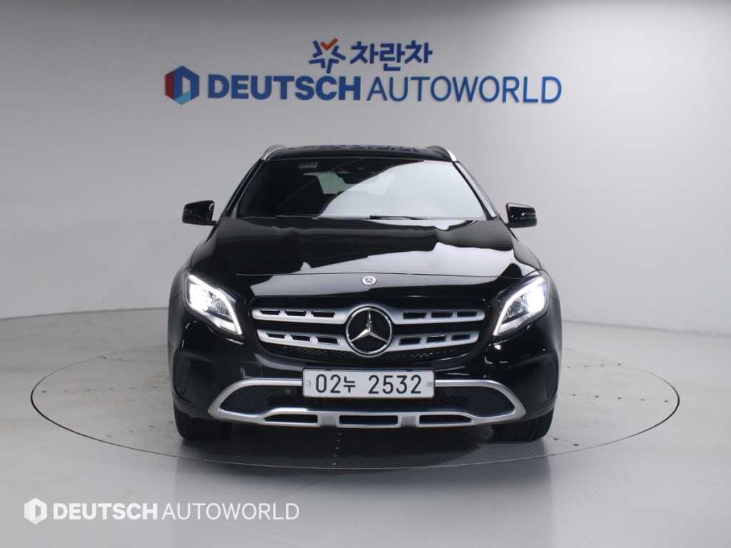 Mercedes Benz GLA Class - Vista 3