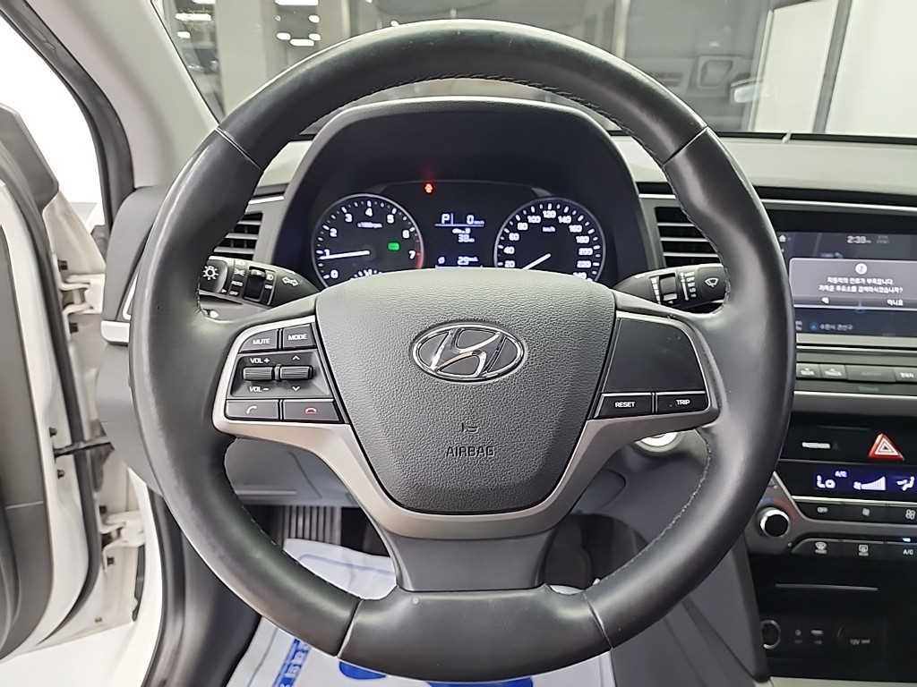 HYUNDAI Avante - Vista 9