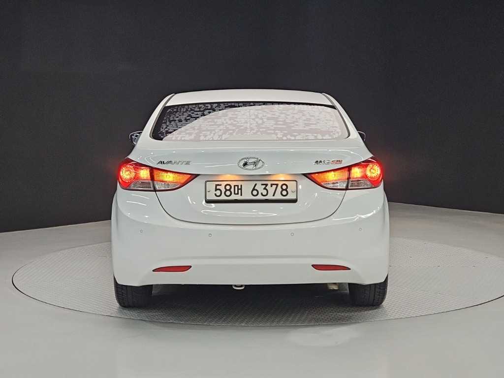 HYUNDAI Avante - Vista 3