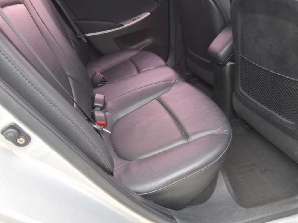 HYUNDAI Accent - Vista 5