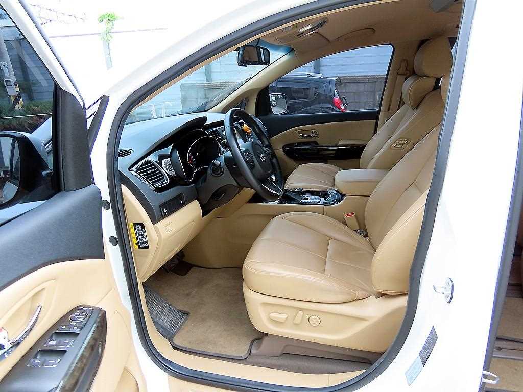 KIA Carnival - Vista 5