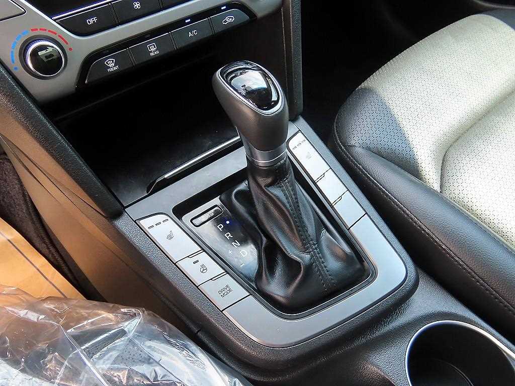 HYUNDAI Avante - Vista 10