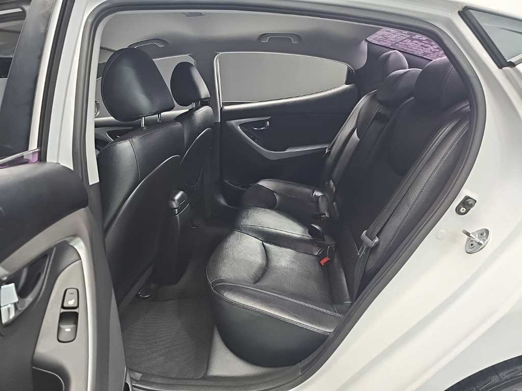 HYUNDAI Avante - Vista 12