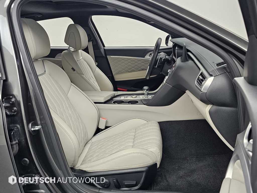 Genesis G70 - Vista 10