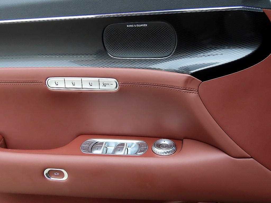 Genesis G90 - Vista 12