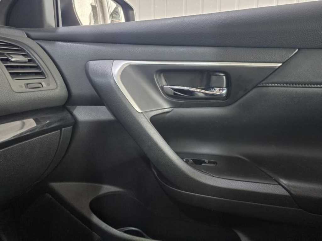 Nissan Altima - Vista 8