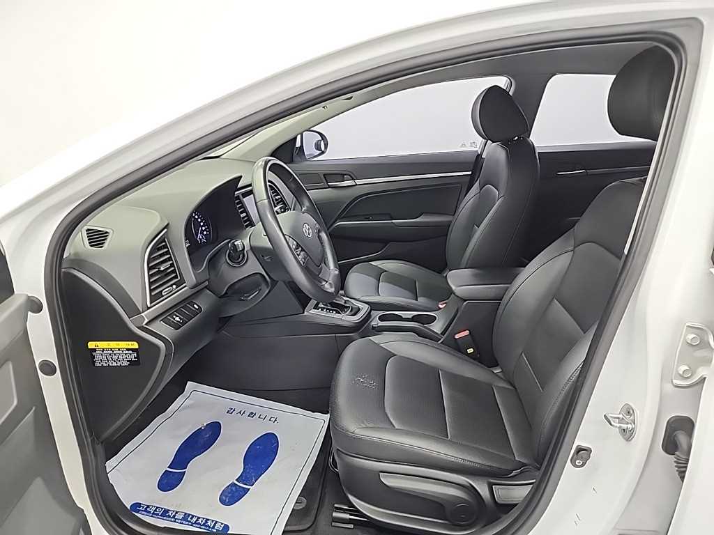 HYUNDAI Avante - Vista 11