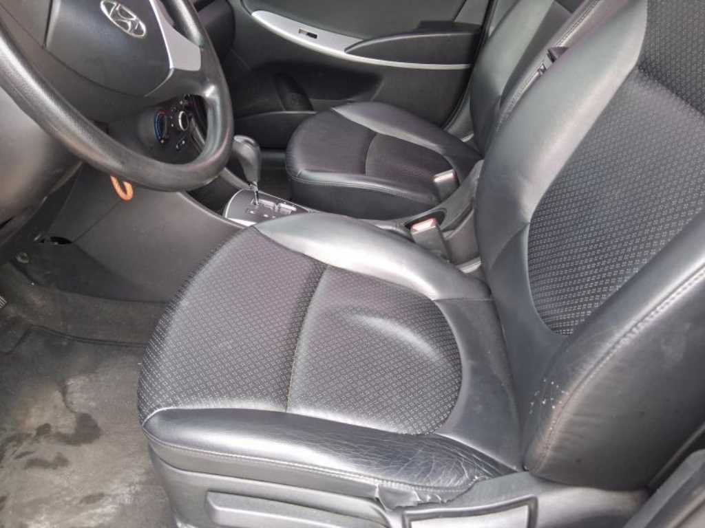 HYUNDAI Accent - Vista 9