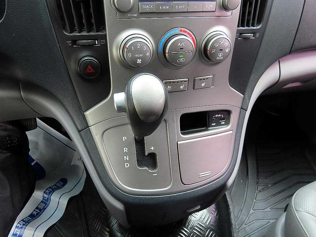 HYUNDAI Starex - Vista 10
