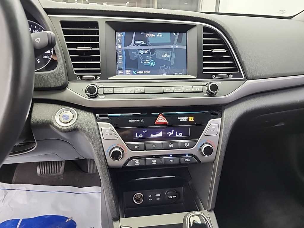 HYUNDAI Avante - Vista 10