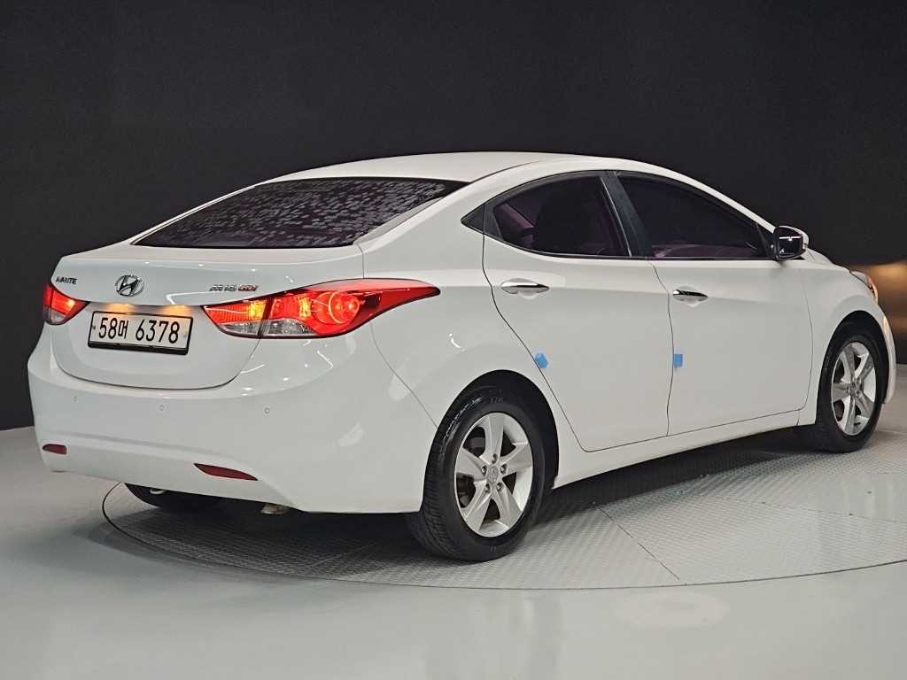 HYUNDAI Avante - Vista 4
