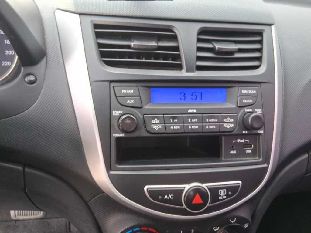 HYUNDAI Accent - Vista 11