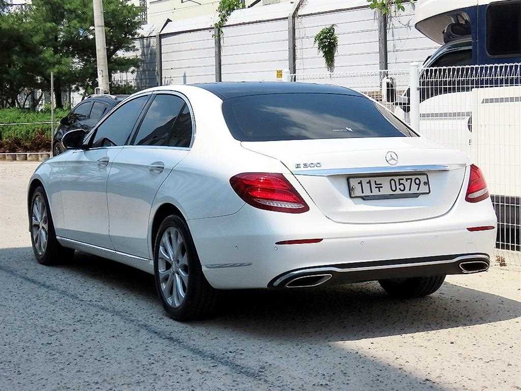Mercedes Benz E class - Vista 4