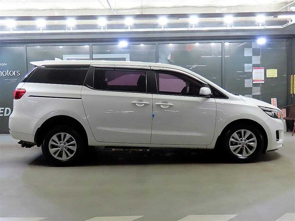 KIA Carnival - Vista 3
