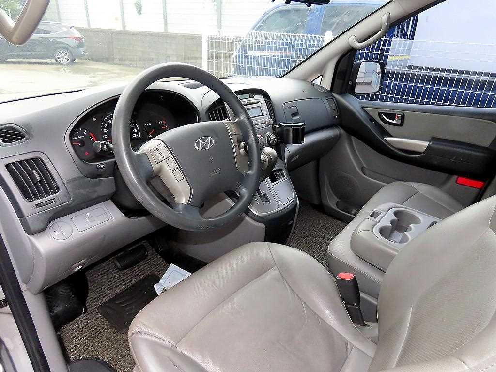 HYUNDAI Starex - Vista 7
