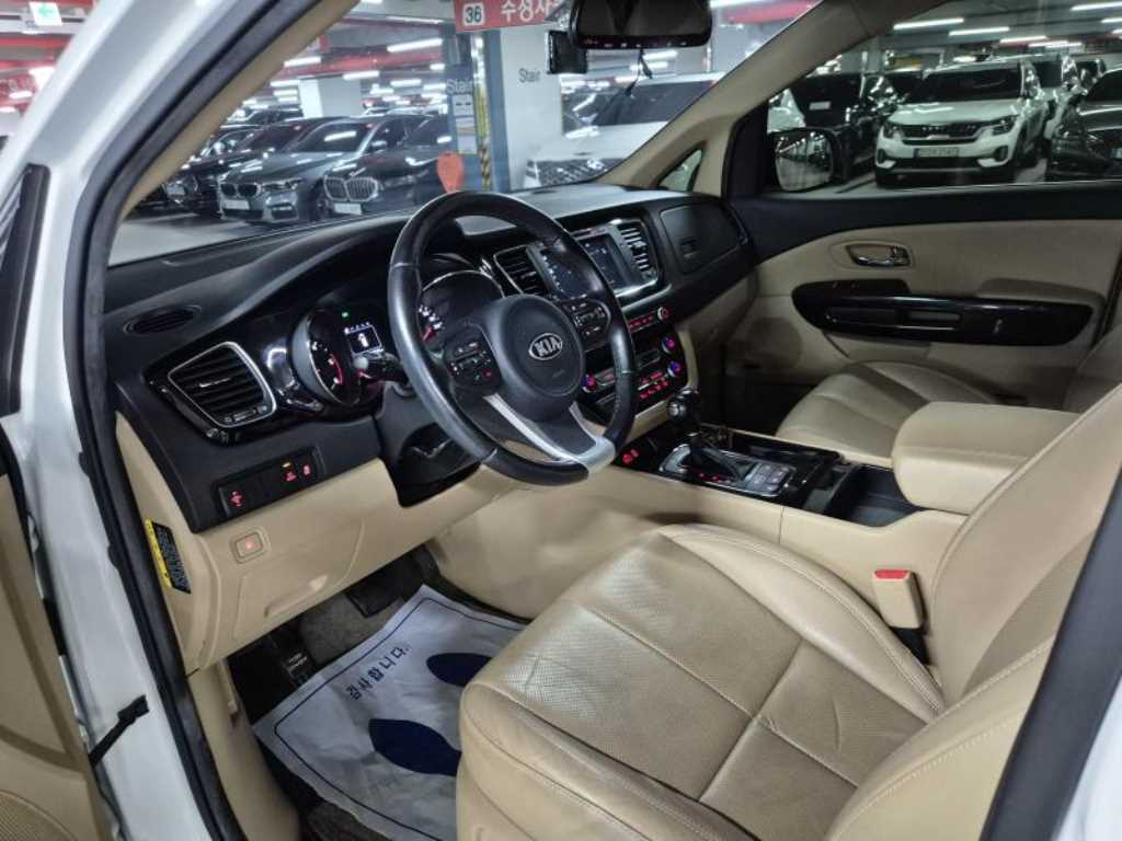 KIA Carnival - Vista 6
