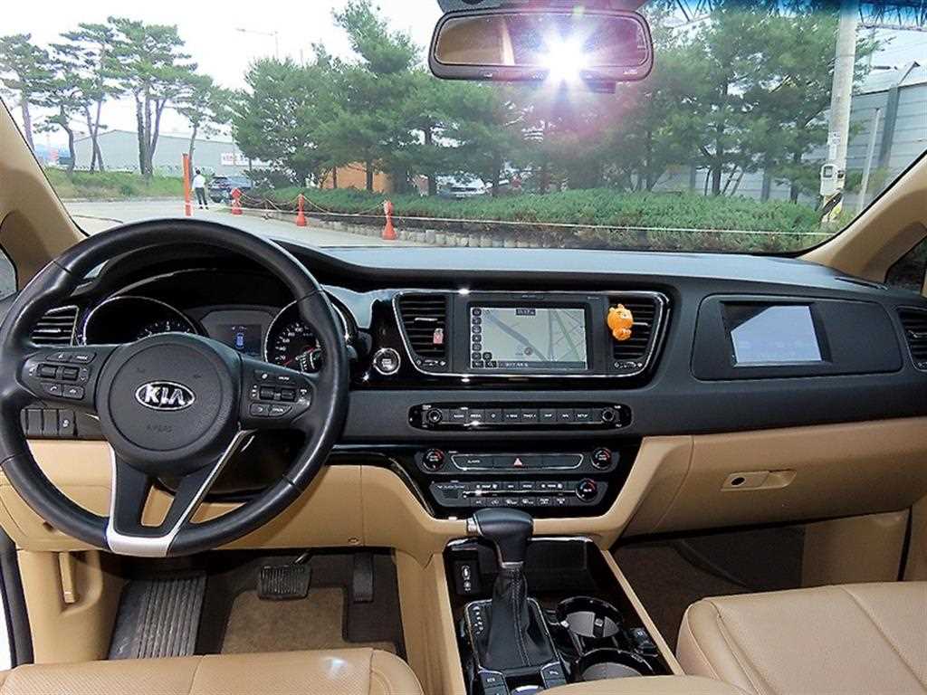 KIA Carnival - Vista 7