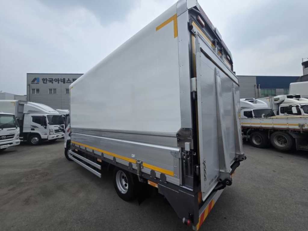 medium and large cargo truck - Vista 6